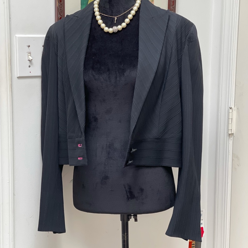 A beautiful vintage short blazer. Silk lining.